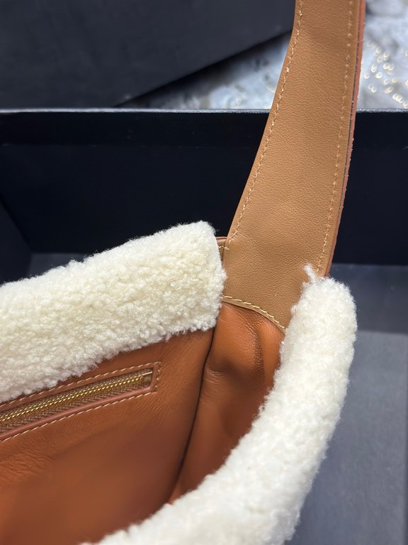 [In stock in seconds][Original Leather] Caramel color with lamb's wool gold buckle _2022 fall and winter new underarm bag Le5A7 BagStrongly recommend   one of the treasure bags this year! Minimalist shape   metal logo Bu