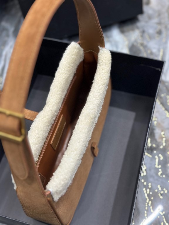 [In stock in seconds][Original Leather] Caramel color with lamb's wool gold buckle _2022 fall and winter new underarm bag Le5A7 BagStrongly recommend   one of the treasure bags this year! Minimalist shape   metal logo Bu