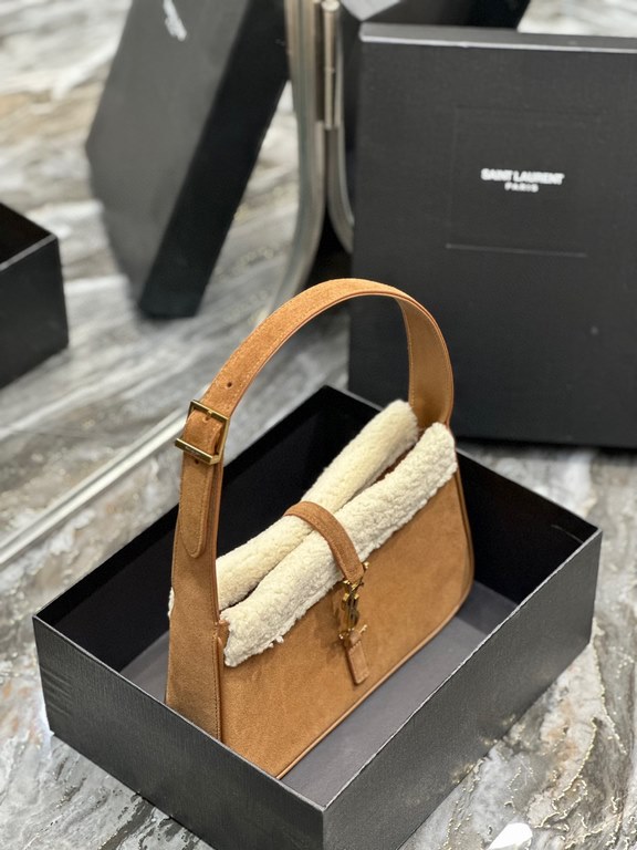 [In stock in seconds][Original Leather] Caramel color with lamb's wool gold buckle _2022 fall and winter new underarm bag Le5A7 BagStrongly recommend   one of the treasure bags this year! Minimalist shape   metal logo Bu