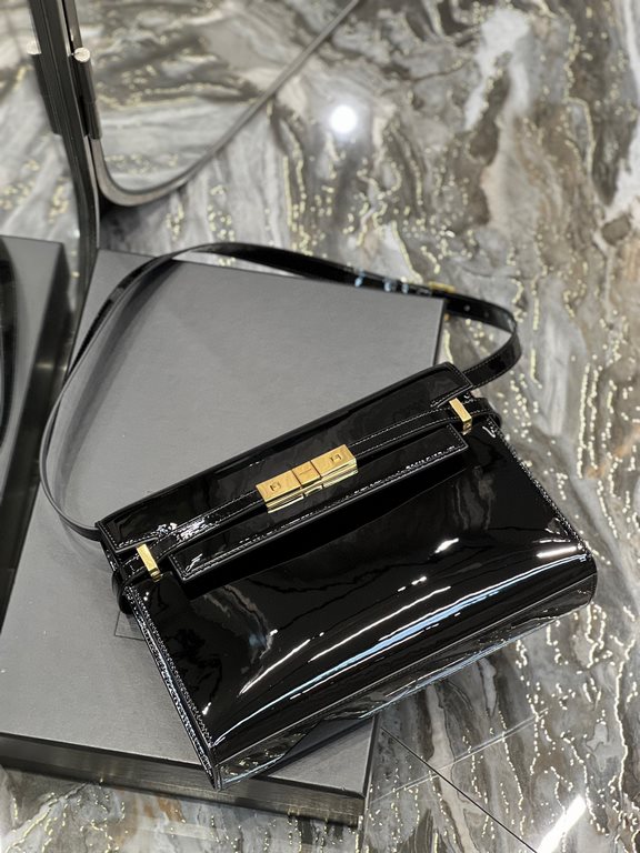 [In stock in seconds]             Black patent leather with gold buckle_Manhattan Manhattan baguette bag counter revamped the latest version of the full leather interior, calling out a sense of high class! It is a change