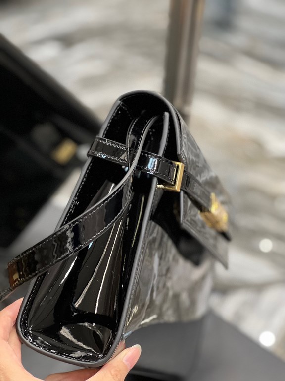 [In stock in seconds]             Black patent leather with gold buckle_Manhattan Manhattan baguette bag counter revamped the latest version of the full leather interior, calling out a sense of high class! It is a change