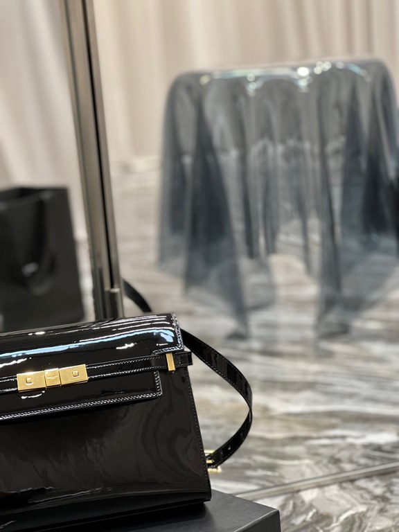 [In stock in seconds]             Black patent leather with gold buckle_Manhattan Manhattan baguette bag counter revamped the latest version of the full leather interior, calling out a sense of high class! It is a change