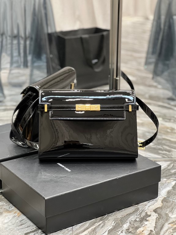 [In stock in seconds]             Black patent leather with gold buckle_Manhattan Manhattan baguette bag counter revamped the latest version of the full leather interior, calling out a sense of high class! It is a change