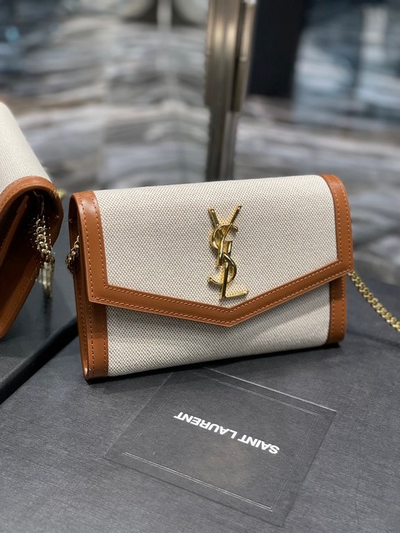 [In Stock Seconds      _ Mini Envelope BagThe most classic iconic metal logo with a detachable chain shoulder strap that doubles directly as a clutch! This model also comes with a small card case that can hold 45 cards n