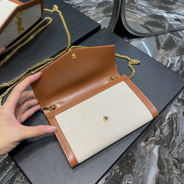 [In Stock Seconds      _ Mini Envelope BagThe most classic iconic metal logo with a detachable chain shoulder strap that doubles directly as a clutch! This model also comes with a small card case that can hold 45 cards n