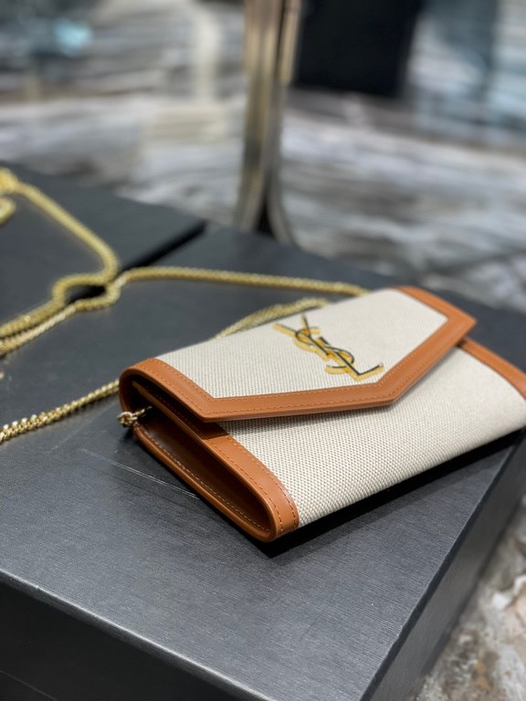 [In Stock Seconds      _ Mini Envelope BagThe most classic iconic metal logo with a detachable chain shoulder strap that doubles directly as a clutch! This model also comes with a small card case that can hold 45 cards n