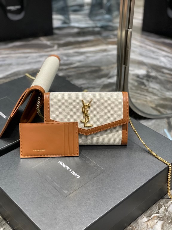 [In Stock Seconds      _ Mini Envelope BagThe most classic iconic metal logo with a detachable chain shoulder strap that doubles directly as a clutch! This model also comes with a small card case that can hold 45 cards n