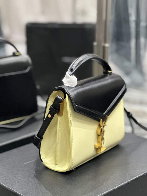 NEWBlack with Rice Gold Buckle_CASSANDRA mini handbag! This series of special design is its rotating metal buckle, craftsmanship design complexity is extraordinary; internal compartments are separated to form two large-c