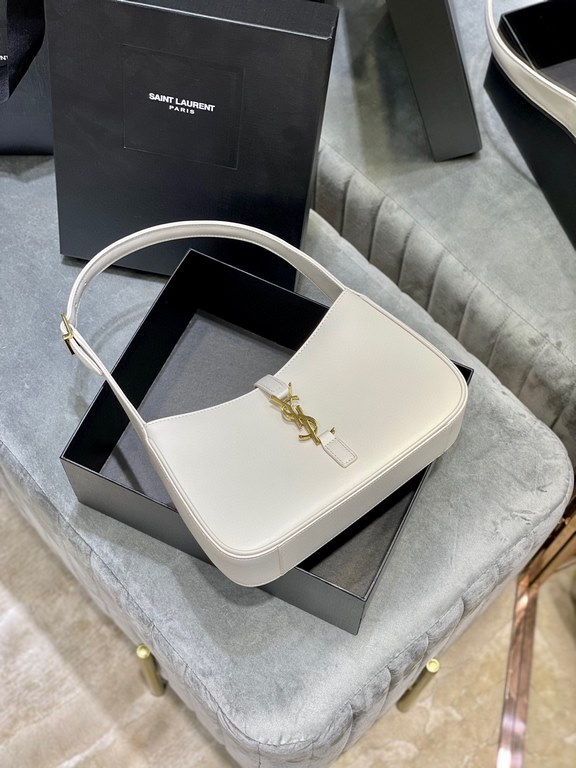 [In stock in seconds][Original Leather]   White_2021 spring and summer new underarm bag Le5A7 BagStrongly recommend   one of the treasure bags this year! Minimalist shape   metal logo Buckle closure design Adjustable sho