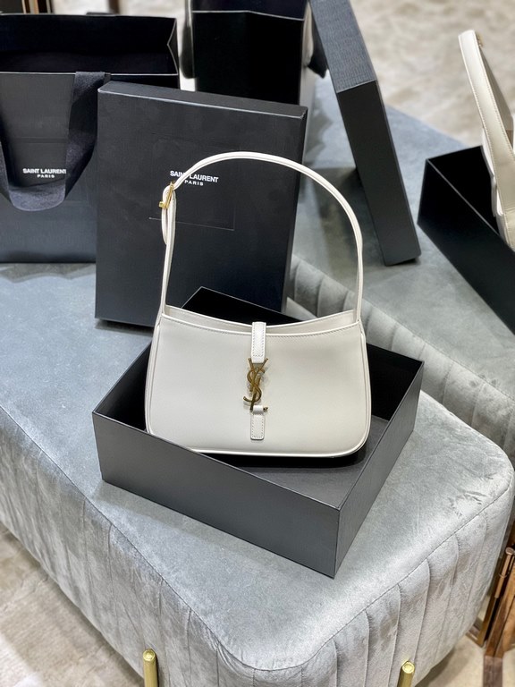 [In stock in seconds][Original Leather]   White_2021 spring and summer new underarm bag Le5A7 BagStrongly recommend   one of the treasure bags this year! Minimalist shape   metal logo Buckle closure design Adjustable sho