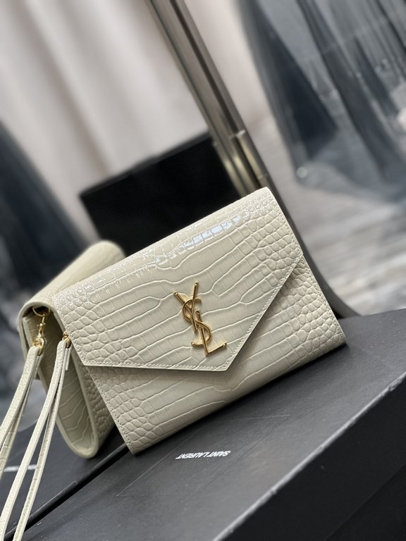 NEW】New ColorMONOGRAM_Crocodile Print Clutch BagWith removable wrist strap, premium glossy crocodile print cowhide embossed, 100% imported calf leather, grosgrain lining, flat pocket inside the bag! A must-have item when