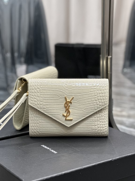 NEW】New ColorMONOGRAM_Crocodile Print Clutch BagWith removable wrist strap, premium glossy crocodile print cowhide embossed, 100% imported calf leather, grosgrain lining, flat pocket inside the bag! A must-have item when