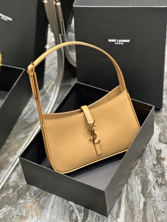 [In stock in seconds][Original Leather]  Apricot_Underarm Bag Le5A7 BagStrongly recommend   one of this year's treasure bags! Minimalist shape   metal logo Buckle closure design Adjustable shoulder strap Simple aesthetic