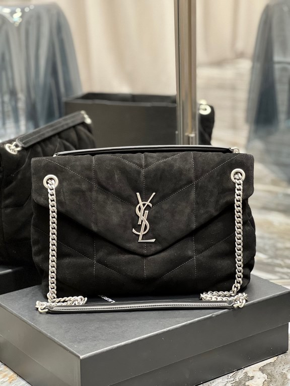 [In stock in secondsBlack silver buckle frosted model-               _ quilted lambskin bag, 100% lambskin production, soft and delicate feel, as if embracing the clouds   like feeling; classic Y family logo, chain and g