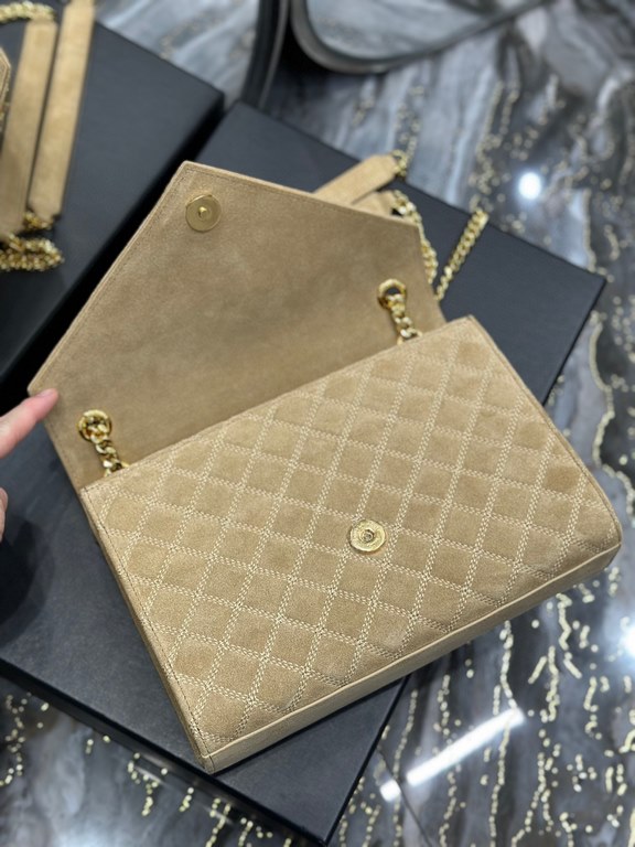 [In-stock seconds]        _ Frosted SeriesMedium envelope bag, the latest models of V grain spelling diamond lattice caviar, Italy imported frosted cowhide, a very atmospheric one , with gold      hardware is very classi