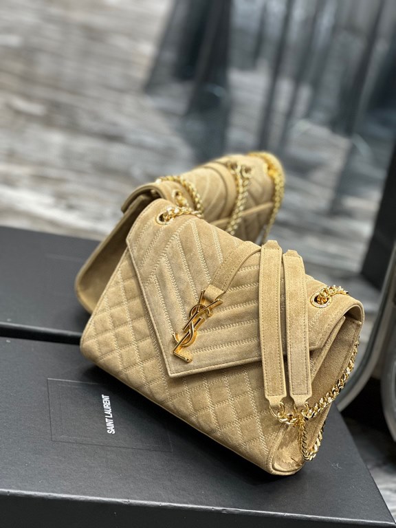 [In-stock seconds]        _ Frosted SeriesMedium envelope bag, the latest models of V grain spelling diamond lattice caviar, Italy imported frosted cowhide, a very atmospheric one , with gold      hardware is very classi