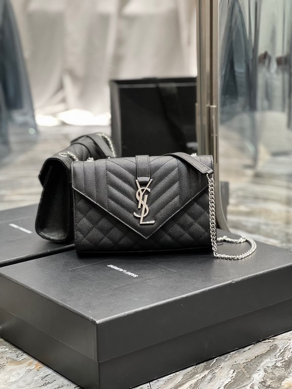 [In stock in seconds]#Envelope# Black with Silver BuckleSmall grained embossed quilted grain leather envelope bagClassic is timeless, the beauty of the V grain quilted diamond caviar pattern, very wear-resistant, Italian