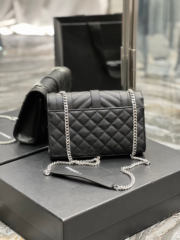 [In stock in seconds]#Envelope# Black with Silver BuckleSmall grained embossed quilted grain leather envelope bagClassic is timeless, the beauty of the V grain quilted diamond caviar pattern, very wear-resistant, Italian