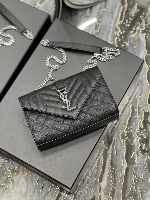 [In stock in seconds]#Envelope# Black with Silver BuckleSmall grained embossed quilted grain leather envelope bagClassic is timeless, the beauty of the V grain quilted diamond caviar pattern, very wear-resistant, Italian