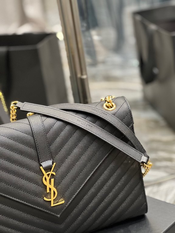 [In-stock]Monogram_Black Gold BuckleLarge Grained Embossed Quilted Leather Envelope BagClassic is timeless, the beauty of the V grain caviar pattern, Italian cowhide with eye-catching Y family logo, atmosphere and fashio