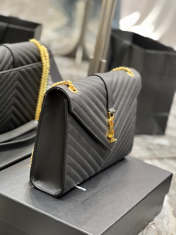 [In-stock]Monogram_Black Gold BuckleLarge Grained Embossed Quilted Leather Envelope BagClassic is timeless, the beauty of the V grain caviar pattern, Italian cowhide with eye-catching Y family logo, atmosphere and fashio