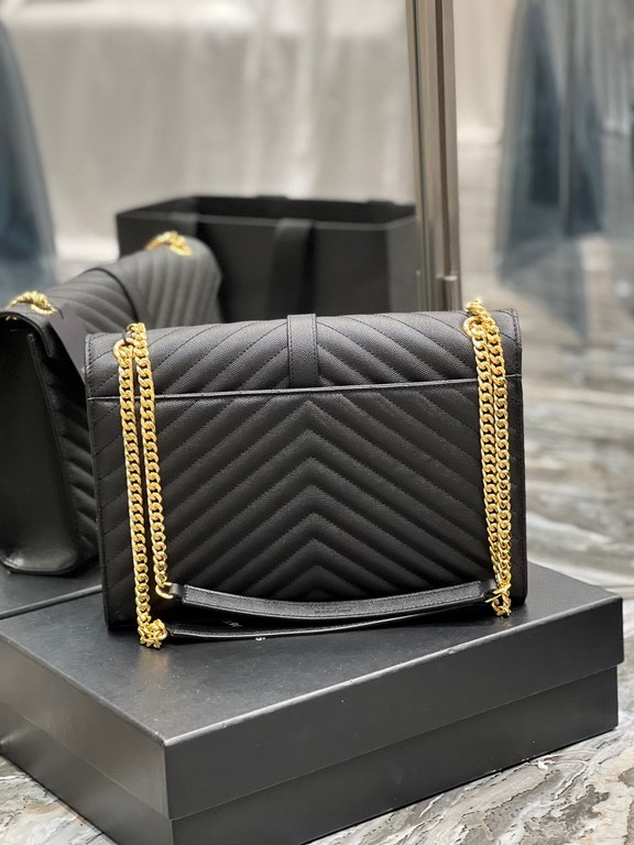 [In-stock]Monogram_Black Gold BuckleLarge Grained Embossed Quilted Leather Envelope BagClassic is timeless, the beauty of the V grain caviar pattern, Italian cowhide with eye-catching Y family logo, atmosphere and fashio