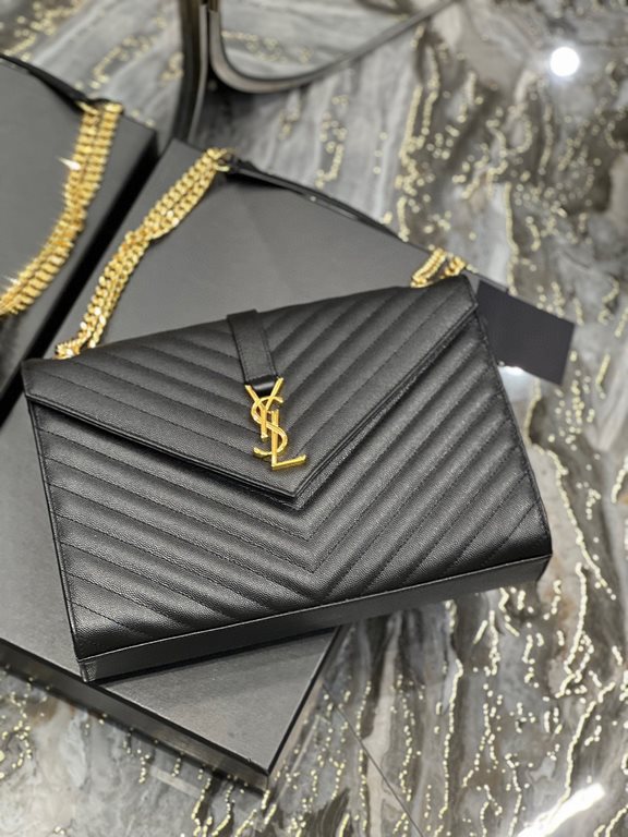 [In-stock]Monogram_Black Gold BuckleLarge Grained Embossed Quilted Leather Envelope BagClassic is timeless, the beauty of the V grain caviar pattern, Italian cowhide with eye-catching Y family logo, atmosphere and fashio