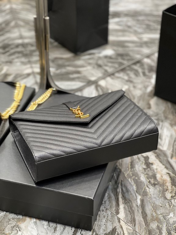 [In-stock]Monogram_Black Gold BuckleLarge Grained Embossed Quilted Leather Envelope BagClassic is timeless, the beauty of the V grain caviar pattern, Italian cowhide with eye-catching Y family logo, atmosphere and fashio