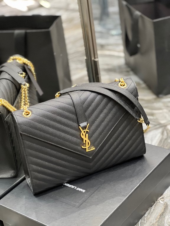 [In-stock]Monogram_Black Gold BuckleLarge Grained Embossed Quilted Leather Envelope BagClassic is timeless, the beauty of the V grain caviar pattern, Italian cowhide with eye-catching Y family logo, atmosphere and fashio