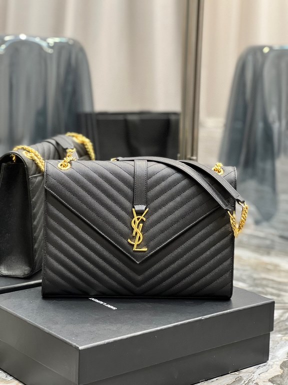 [In-stock]Monogram_Black Gold BuckleLarge Grained Embossed Quilted Leather Envelope BagClassic is timeless, the beauty of the V grain caviar pattern, Italian cowhide with eye-catching Y family logo, atmosphere and fashio