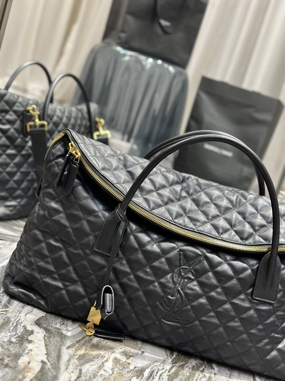 [Original LeatherNew ES GIANT Quilted Leather Travel BagDesigned with the spirit of travel in mind, the bag is oversized, curved and casually shaped with double-length handles and a detachable holster padlock, and is mad