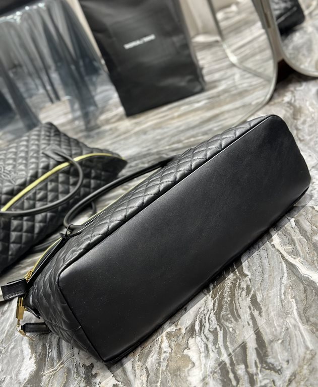 [Original LeatherNew ES GIANT Quilted Leather Travel BagDesigned with the spirit of travel in mind, the bag is oversized, curved and casually shaped with double-length handles and a detachable holster padlock, and is mad