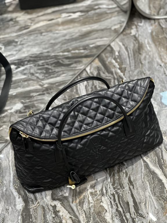 [Original LeatherNew ES GIANT Quilted Leather Travel BagDesigned with the spirit of travel in mind, the bag is oversized, curved and casually shaped with double-length handles and a detachable holster padlock, and is mad