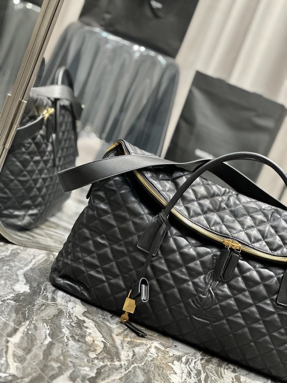 [Original LeatherNew ES GIANT Quilted Leather Travel BagDesigned with the spirit of travel in mind, the bag is oversized, curved and casually shaped with double-length handles and a detachable holster padlock, and is mad