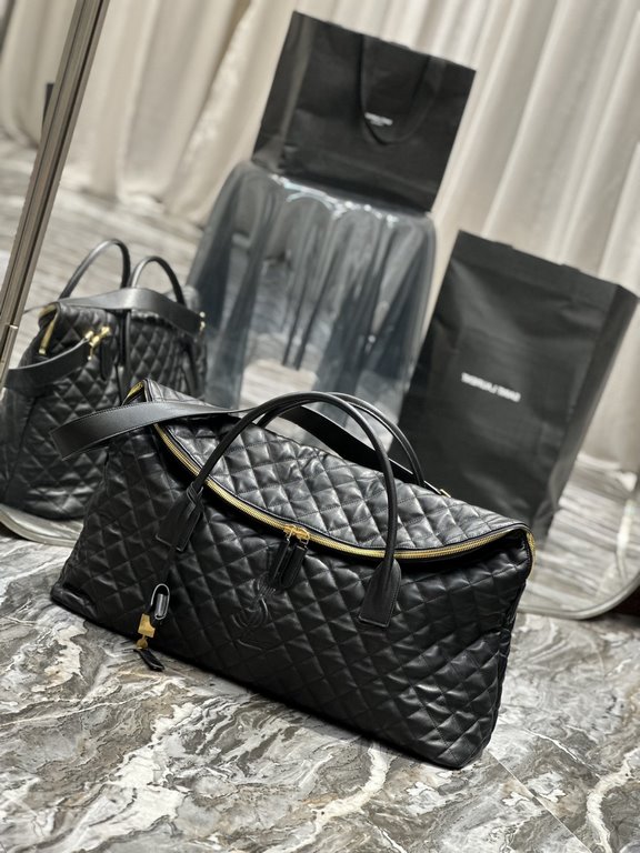 [Original LeatherNew ES GIANT Quilted Leather Travel BagDesigned with the spirit of travel in mind, the bag is oversized, curved and casually shaped with double-length handles and a detachable holster padlock, and is mad