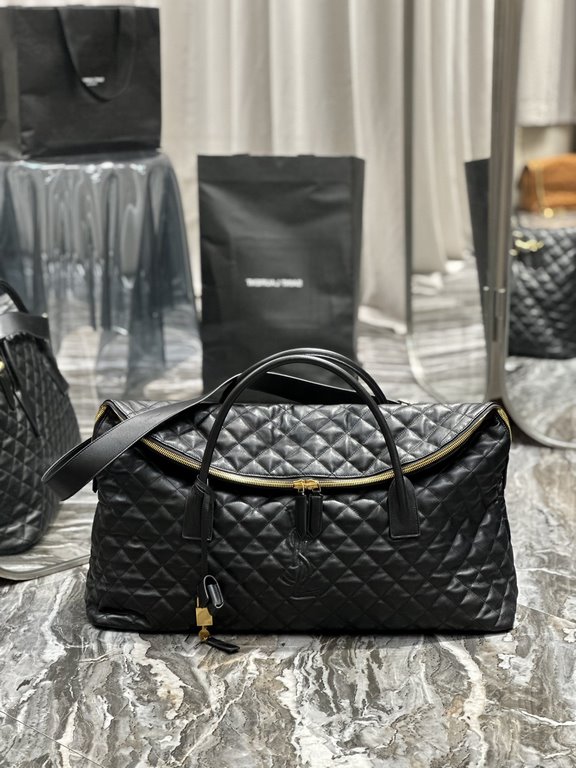 [Original LeatherNew ES GIANT Quilted Leather Travel BagDesigned with the spirit of travel in mind, the bag is oversized, curved and casually shaped with double-length handles and a detachable holster padlock, and is mad