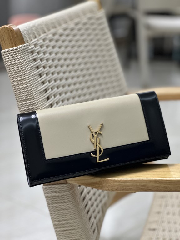 Classic Kate_ClutchBlack patent leather with gold buckle and apricot color sheepskinClassic flap clutch    very representative of the metal logo logo, imported Italian leather customized, simple metal decorations, the ov