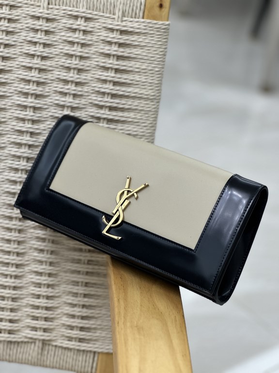 Classic Kate_ClutchBlack patent leather with gold buckle and apricot color sheepskinClassic flap clutch    very representative of the metal logo logo, imported Italian leather customized, simple metal decorations, the ov