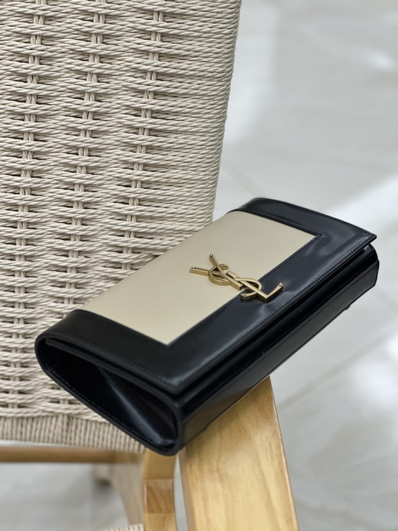 Classic Kate_ClutchBlack patent leather with gold buckle and apricot color sheepskinClassic flap clutch    very representative of the metal logo logo, imported Italian leather customized, simple metal decorations, the ov