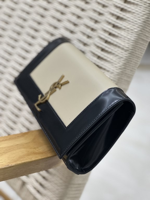 Classic Kate_ClutchBlack patent leather with gold buckle and apricot color sheepskinClassic flap clutch    very representative of the metal logo logo, imported Italian leather customized, simple metal decorations, the ov