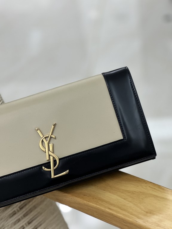 Classic Kate_ClutchBlack patent leather with gold buckle and apricot color sheepskinClassic flap clutch    very representative of the metal logo logo, imported Italian leather customized, simple metal decorations, the ov