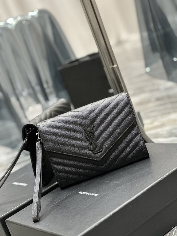 NEW】Black Caviar Clutch with Black BuckleMONOGRAM_Caviar Clutch with removable wrist strap, wearable caviar pattern, 100% imported calfskin leather, grosgrain lining, flat pocket inside the bag! A must-have item for goin