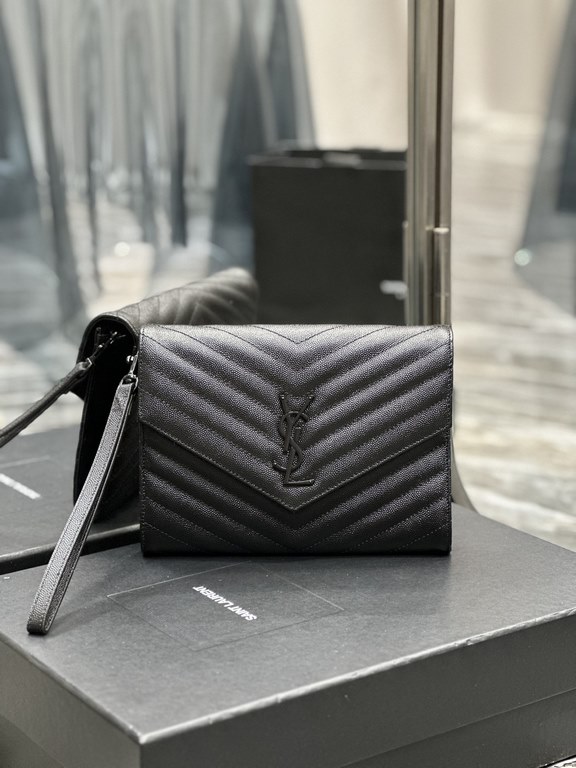 NEW】Black Caviar Clutch with Black BuckleMONOGRAM_Caviar Clutch with removable wrist strap, wearable caviar pattern, 100% imported calfskin leather, grosgrain lining, flat pocket inside the bag! A must-have item for goin