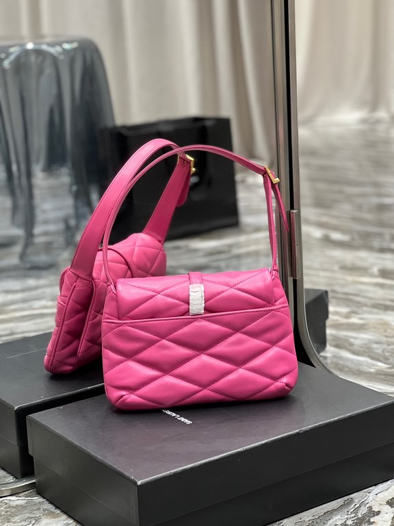 [In stock in seconds]LE 57 series quilted underarm bag, these days no underarm bag are embarrassed to say they are a hipster, right The whole bag is quilted with diamond pattern, the front metal logo logo decoration adds