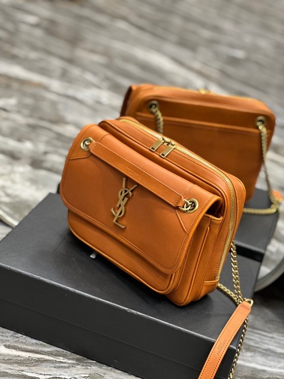 Spot SecondsNIKI_New Camera BagCrossbody BagPremium metal logo design Retro sophistication played to the fullest.Italian customized vegetable tanned leather with gold chain, never out of fashion with the front flap and z