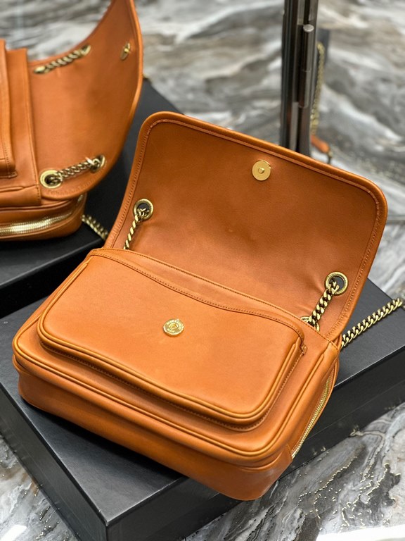 Spot SecondsNIKI_New Camera BagCrossbody BagPremium metal logo design Retro sophistication played to the fullest.Italian customized vegetable tanned leather with gold chain, never out of fashion with the front flap and z