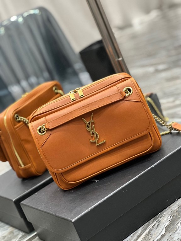 Spot SecondsNIKI_New Camera BagCrossbody BagPremium metal logo design Retro sophistication played to the fullest.Italian customized vegetable tanned leather with gold chain, never out of fashion with the front flap and z