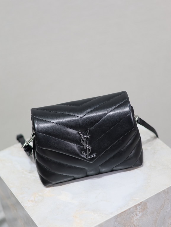 Loulou 20cm-Black with Silver BuckleY family classic explosive models! The most practical and versatile, imported Italian cowhide leather carefully crafted, feel great! The bag is ultra-light weight, no sense of burden, 