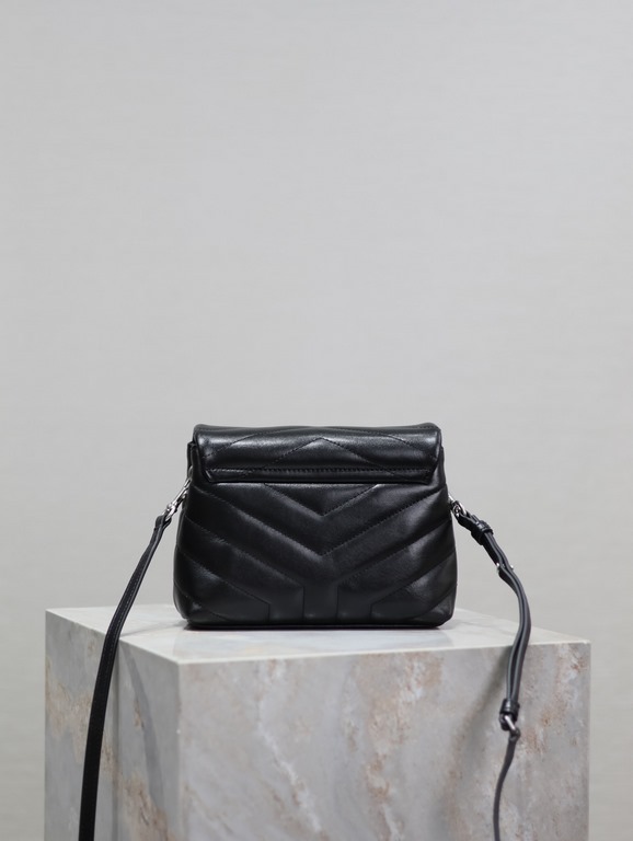 Loulou 20cm-Black with Silver BuckleY family classic explosive models! The most practical and versatile, imported Italian cowhide leather carefully crafted, feel great! The bag is ultra-light weight, no sense of burden, 