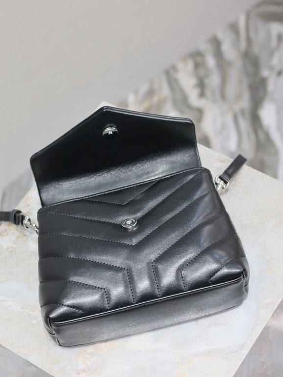 Loulou 20cm-Black with Silver BuckleY family classic explosive models! The most practical and versatile, imported Italian cowhide leather carefully crafted, feel great! The bag is ultra-light weight, no sense of burden, 